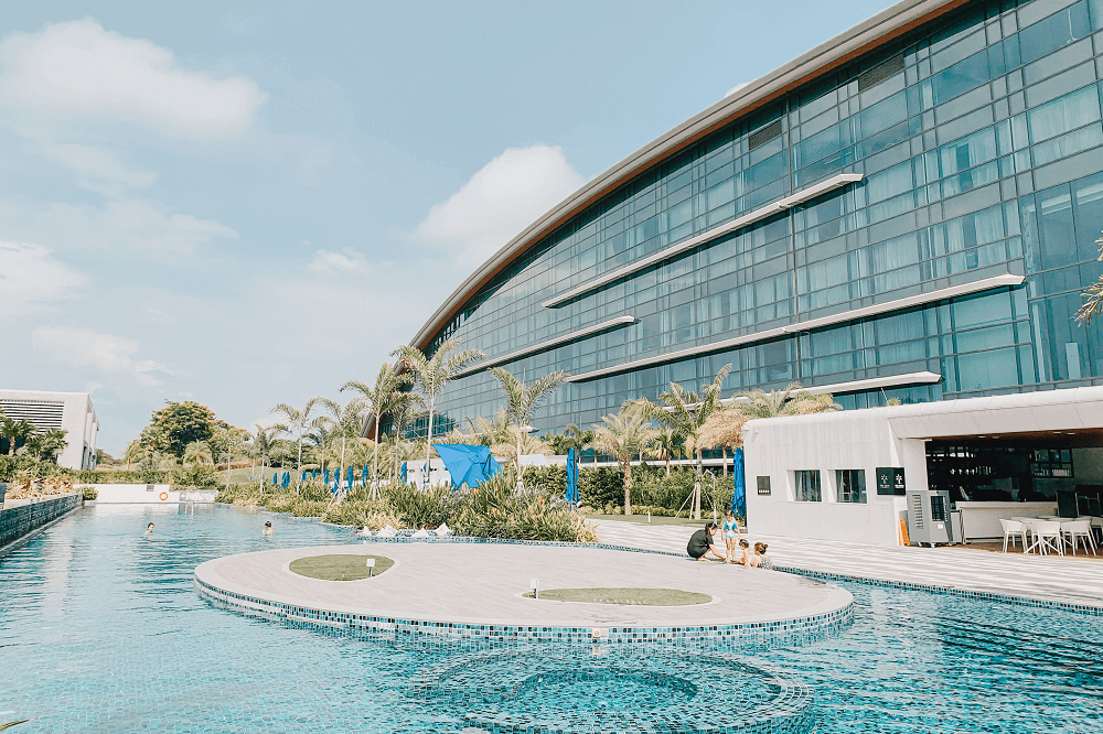 pool at dusit thani in singapore